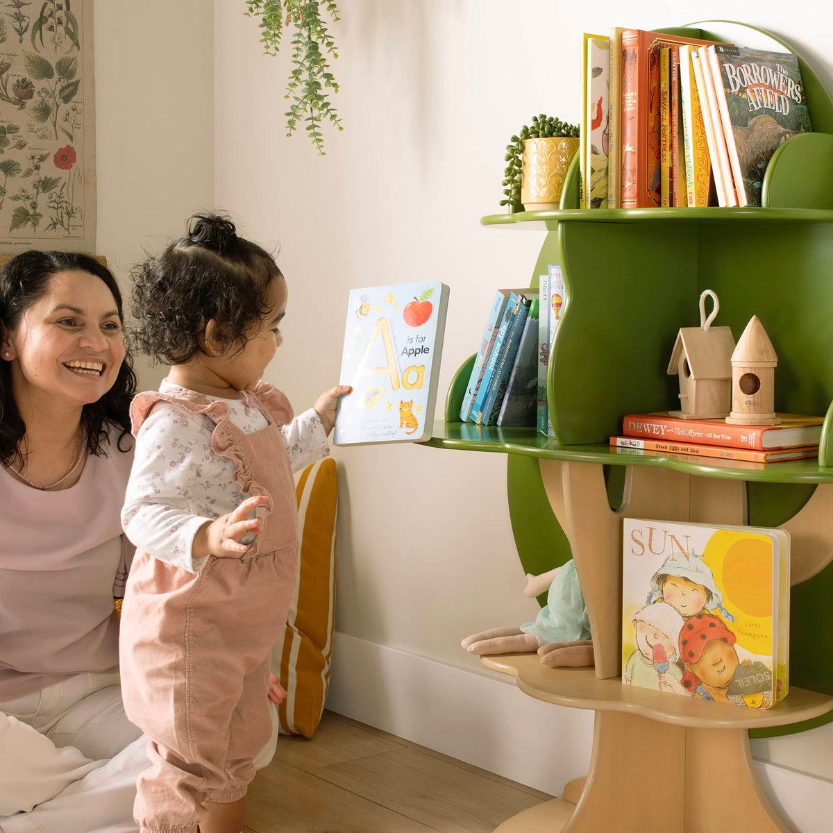 G27664 Tree Bookcase Lifestyle 1369