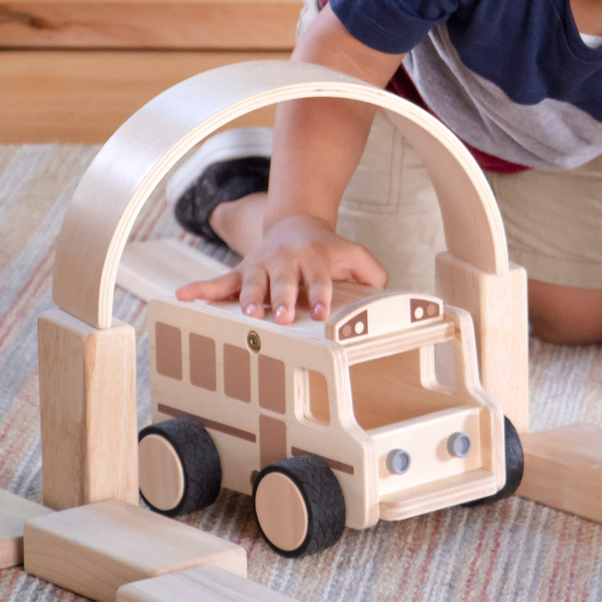 G6725 Wooden School Bus Lifestyle1