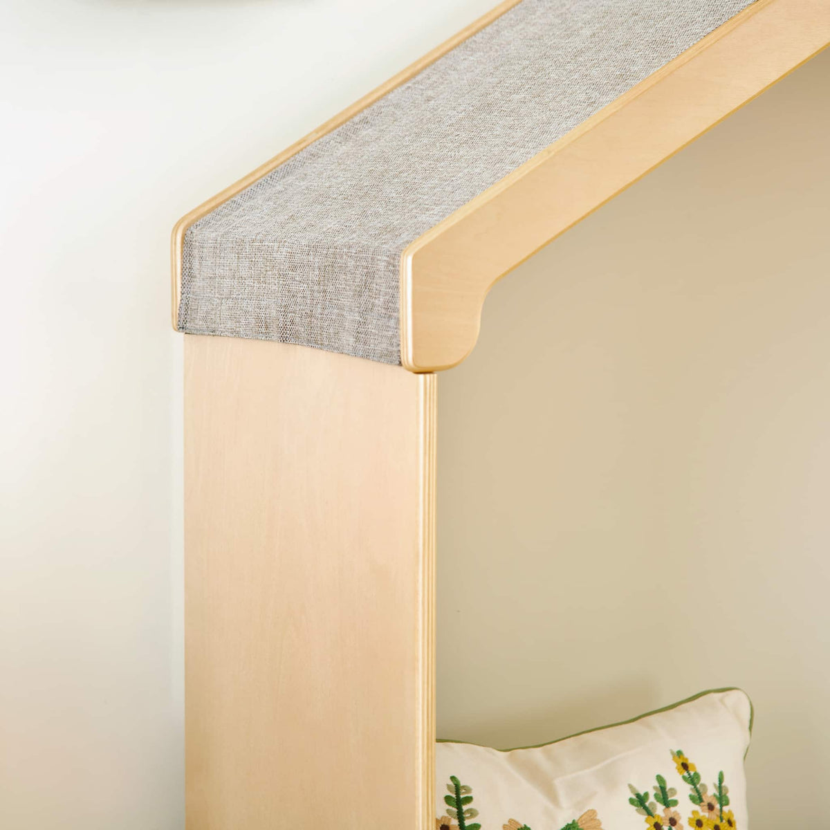 G80332 EdQ Reading Seating Nook and Storage Natural Env Detail 2635 | Natural
